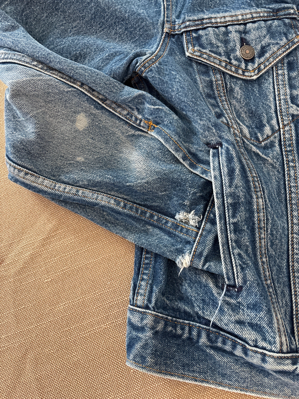 VTG 1986 Levi’s Denim Trucker Jacket – Classic Medium Wash Americana Vintage