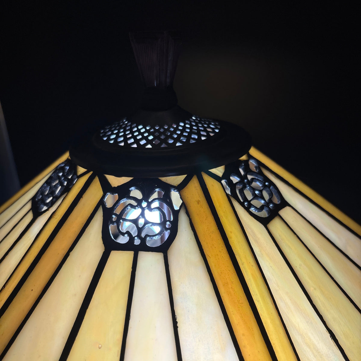 Quoizel Stain Glass shade with Light Source Cast Iron Base