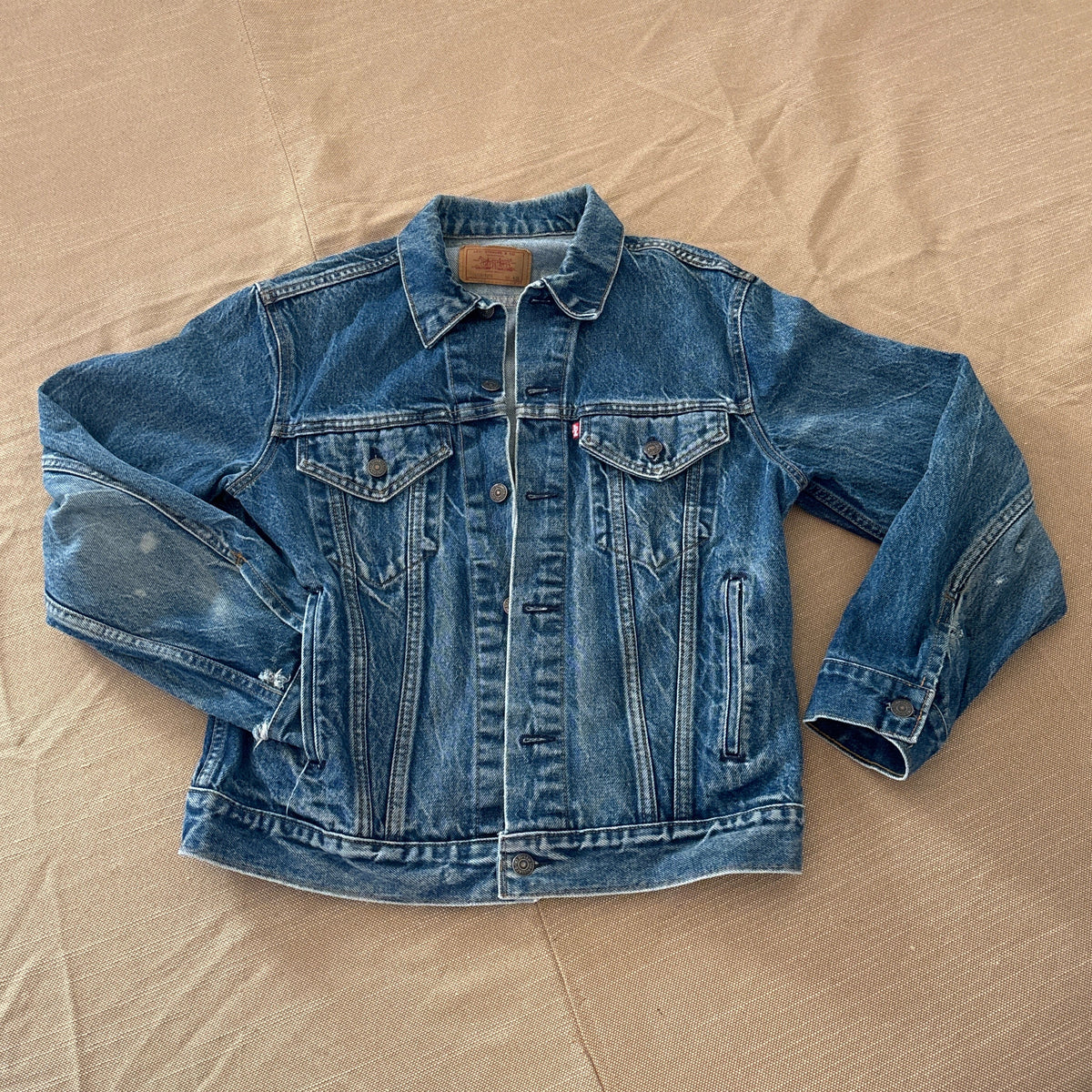 VTG 1986 Levi’s Denim Trucker Jacket – Classic Medium Wash Americana Vintage