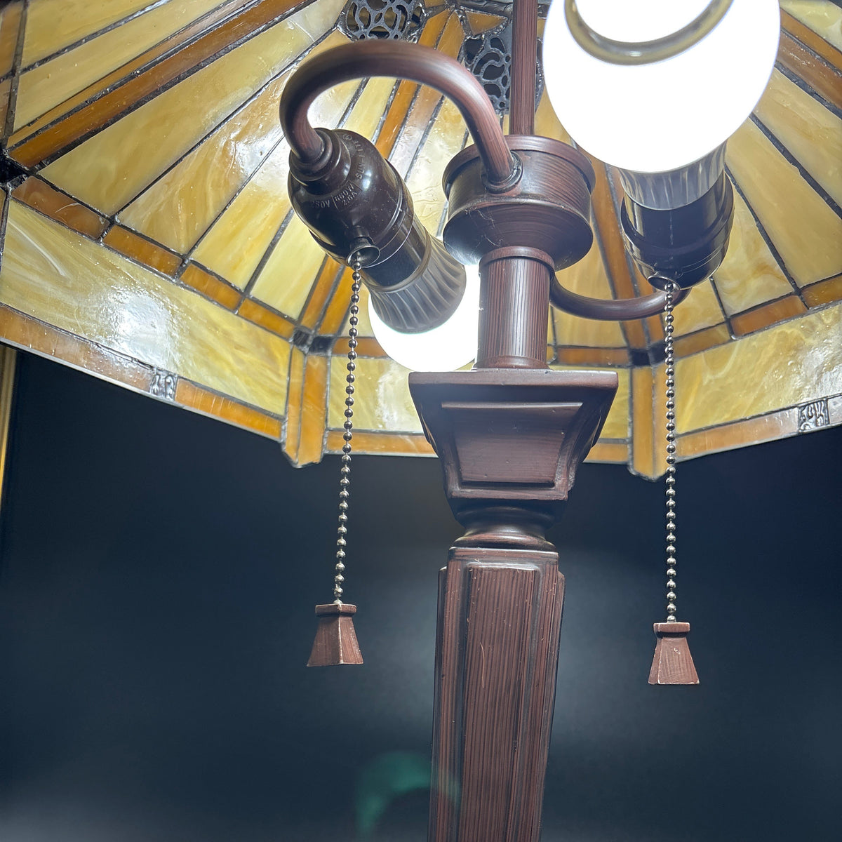 Quoizel Stain Glass shade with Light Source Cast Iron Base