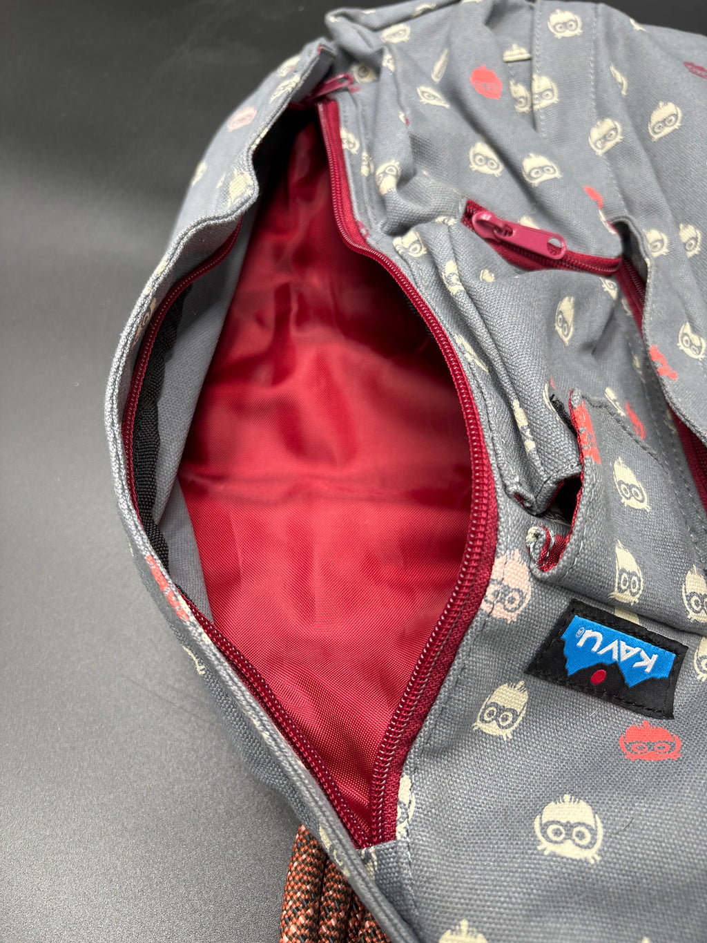 KAVU RETIRED OWL Print crossbody bag New with no Tags showing interior compartment with red lining.
