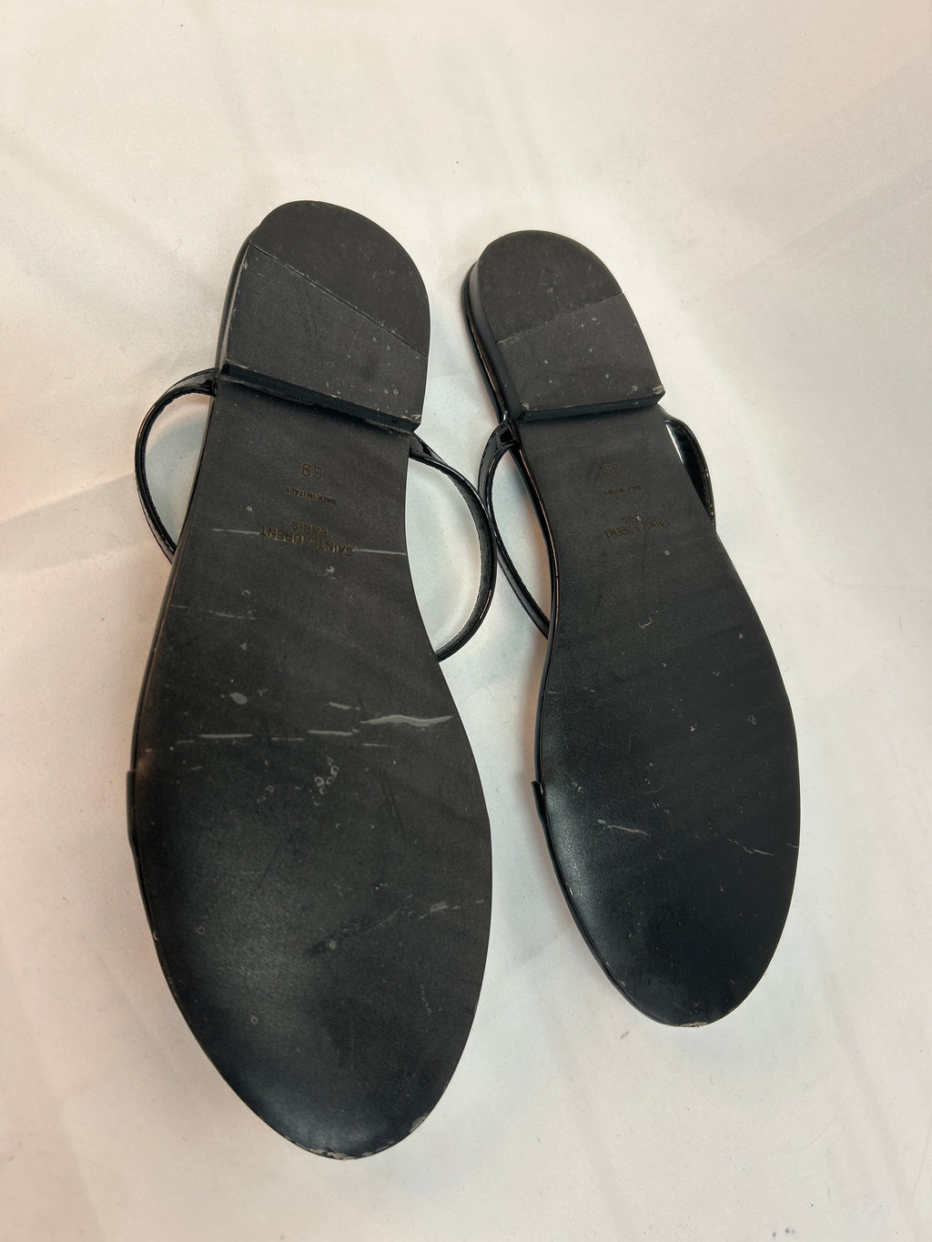 Auth Saint Laurent YSL Cassandra Black Patent Flat Thong Sandals Size 39- Made in Italy