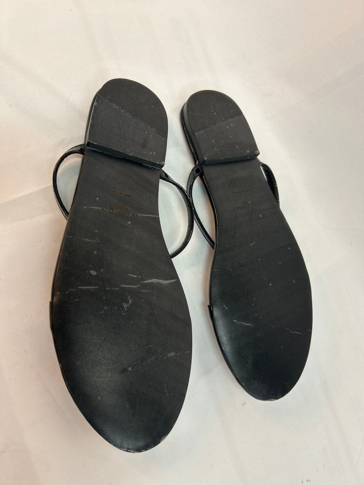 Auth Saint Laurent YSL Cassandra Black Patent Flat Thong Sandals Size 39- Made in Italy