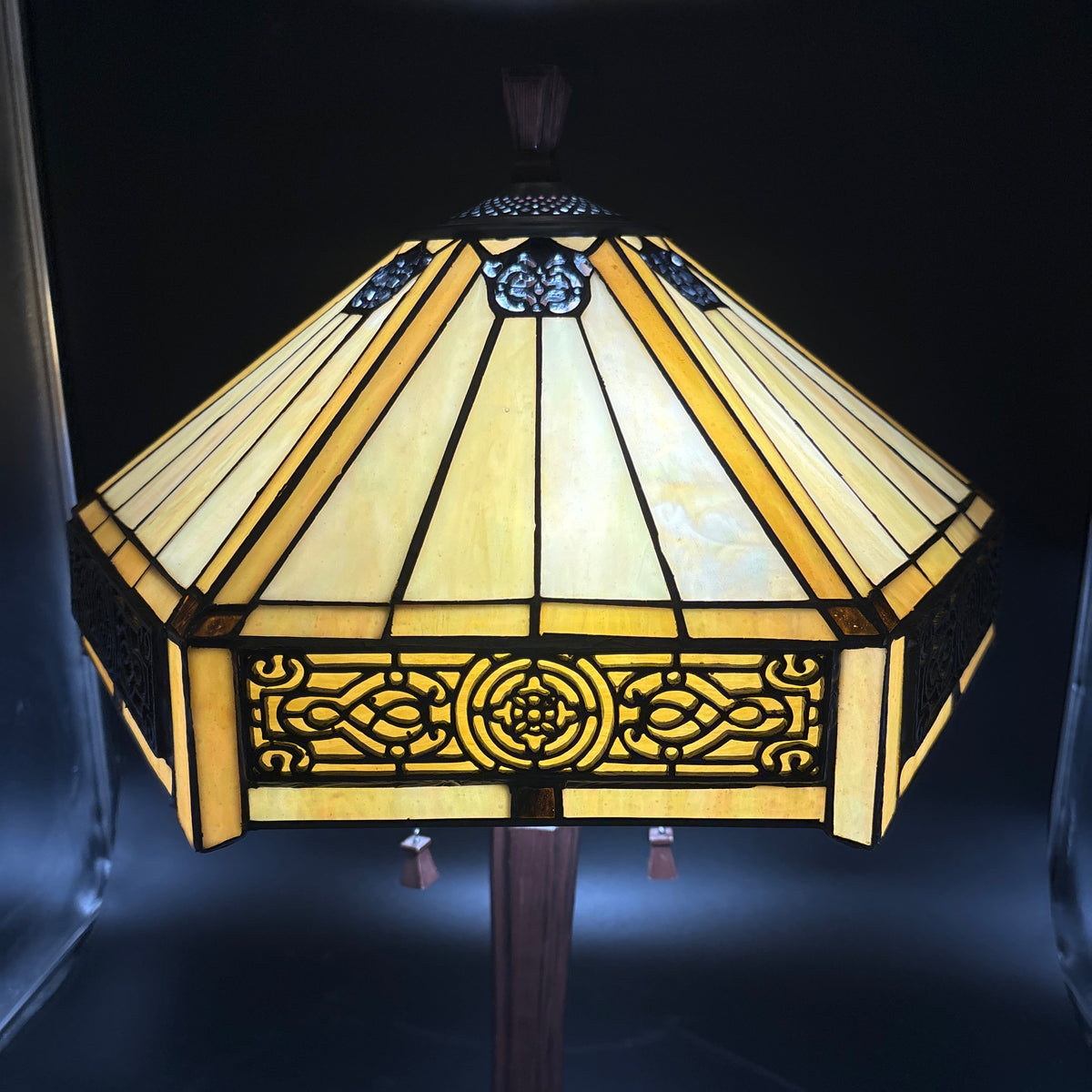Quoizel Stain Glass shade with Light Source Cast Iron Base