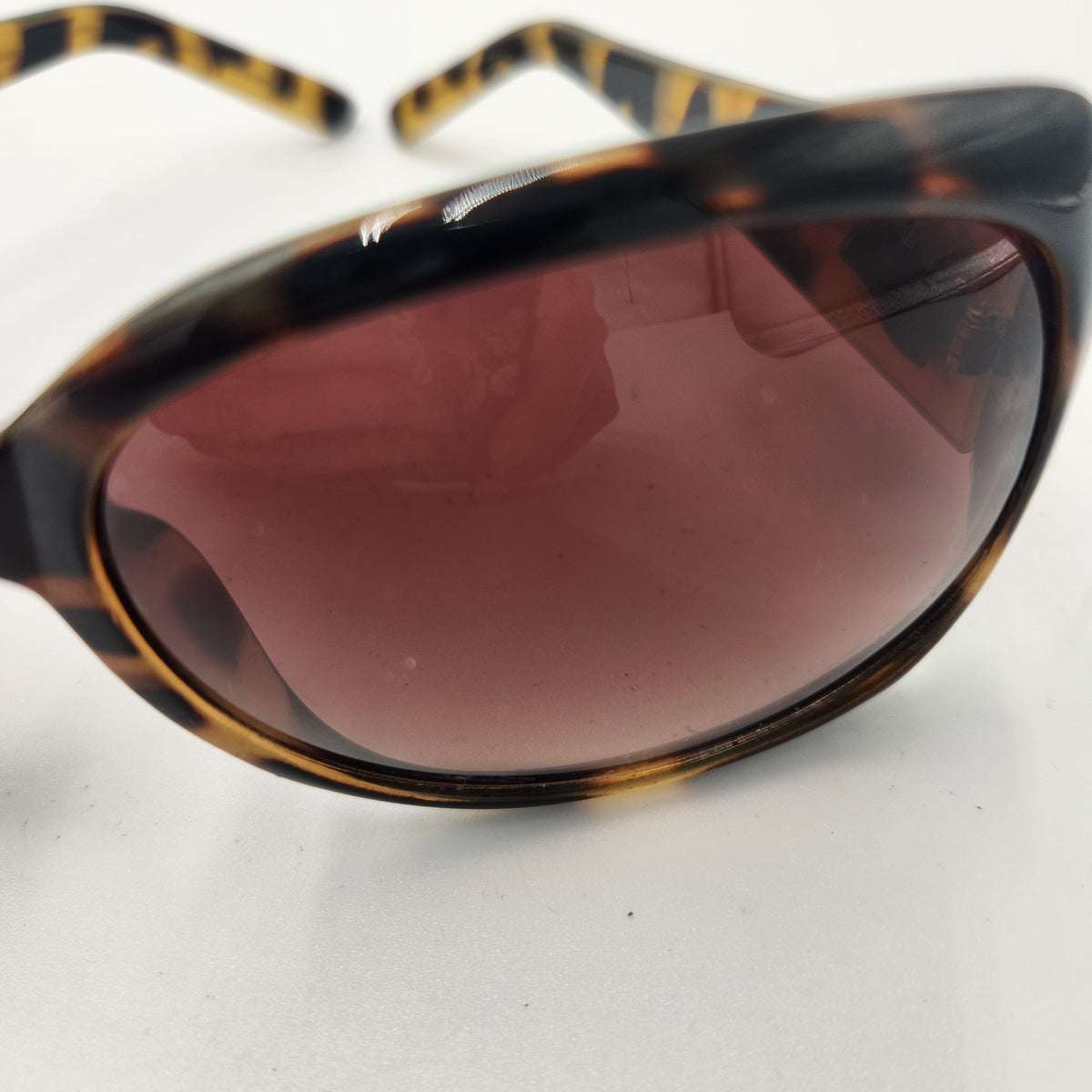 Vera Bradley Felicia (VB-909) Sunglasses Tortoiseshell w/ Paisley Case close-up view showing stylish tortoiseshell frame.