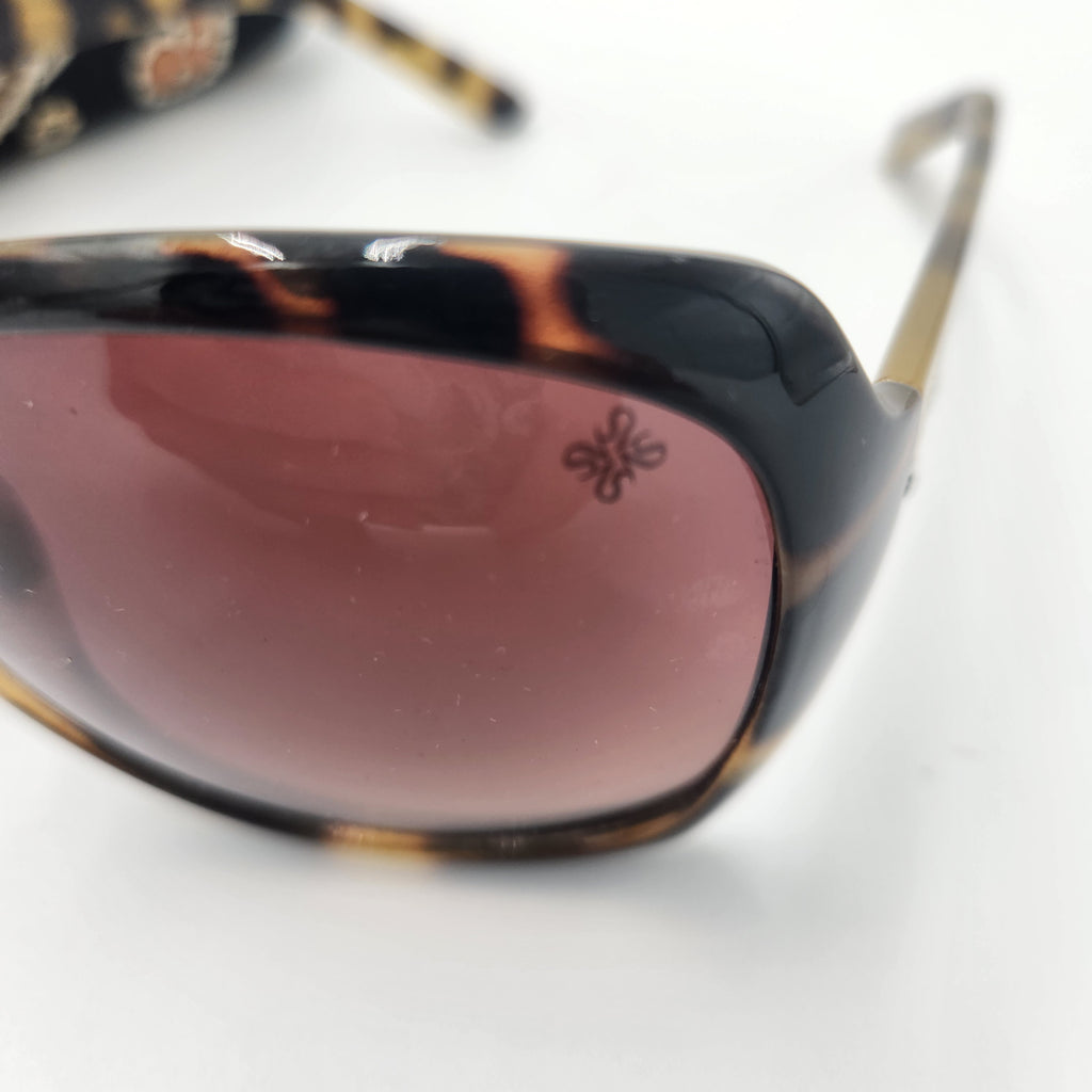 Vera Bradley Felicia (VB-909) Sunglasses Tortoiseshell w/ Paisley Case close-up showing stylish tortoiseshell frame.