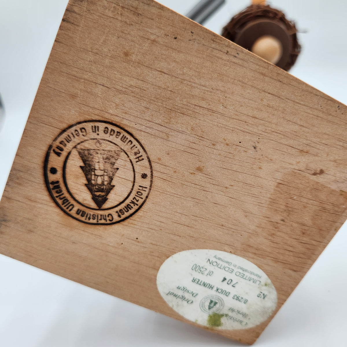 Close-up of the stamp  'Hollanda Christiana Universal' and a small oval sticker near the bottom.