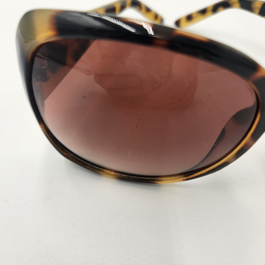 Vera Bradley Felicia (VB-909) Sunglasses Tortoiseshell w/ Paisley Case showing sleek frames with a warm tortoiseshell finish.