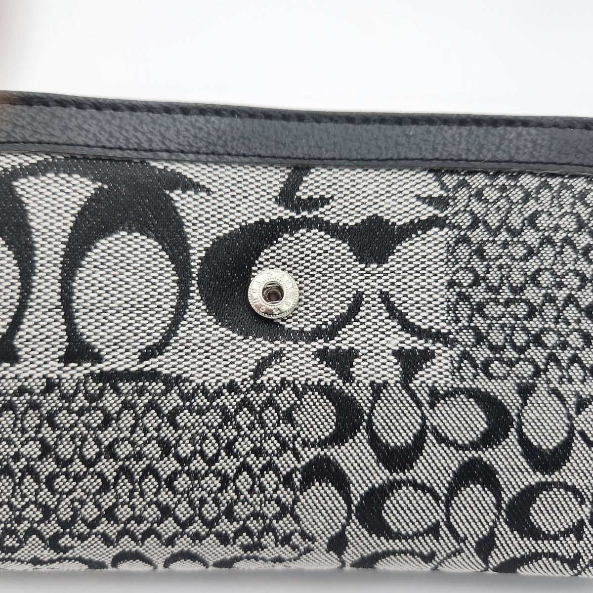 Vintage Coach Signature Jacquard Soho-Style Trifold Wallet | Black & Grey | Buckle Clasp | Y2K Era