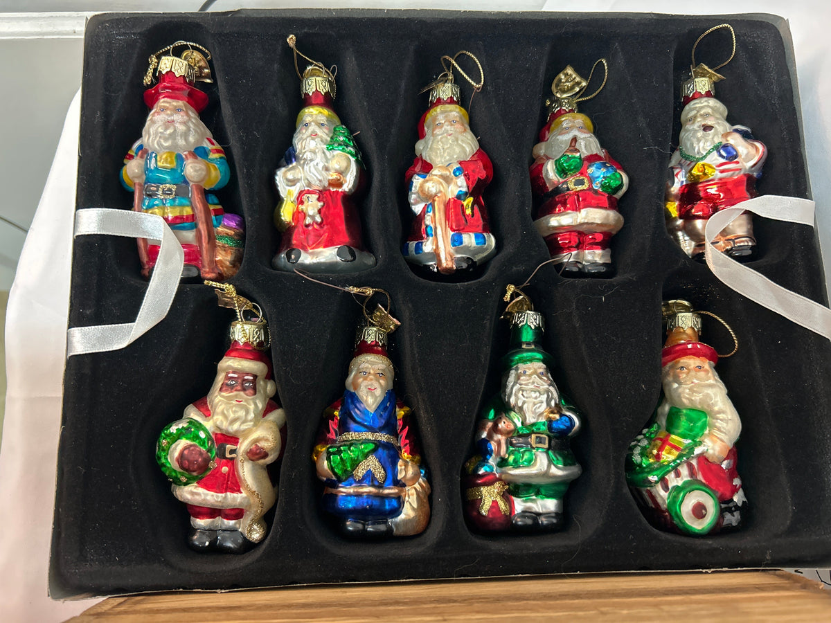 hand blown glass Thomas Pacconi Classics "Santas around the World" is a highly collectible holiday series featuring meticulously hand-painted blown glass Christmas ornaments. Released primarily in the early 2000s (most notably the 2002 collection), a complete set consists of 18 unique Santa figures representing different global cultures and countries packaged inside a signature protective wooden storage crate.